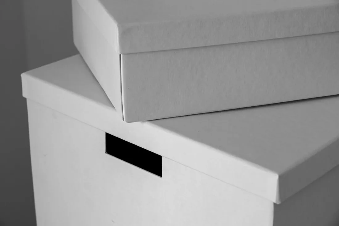 Gestapelte Umzugskartons in einer leergeräumten Wohnung