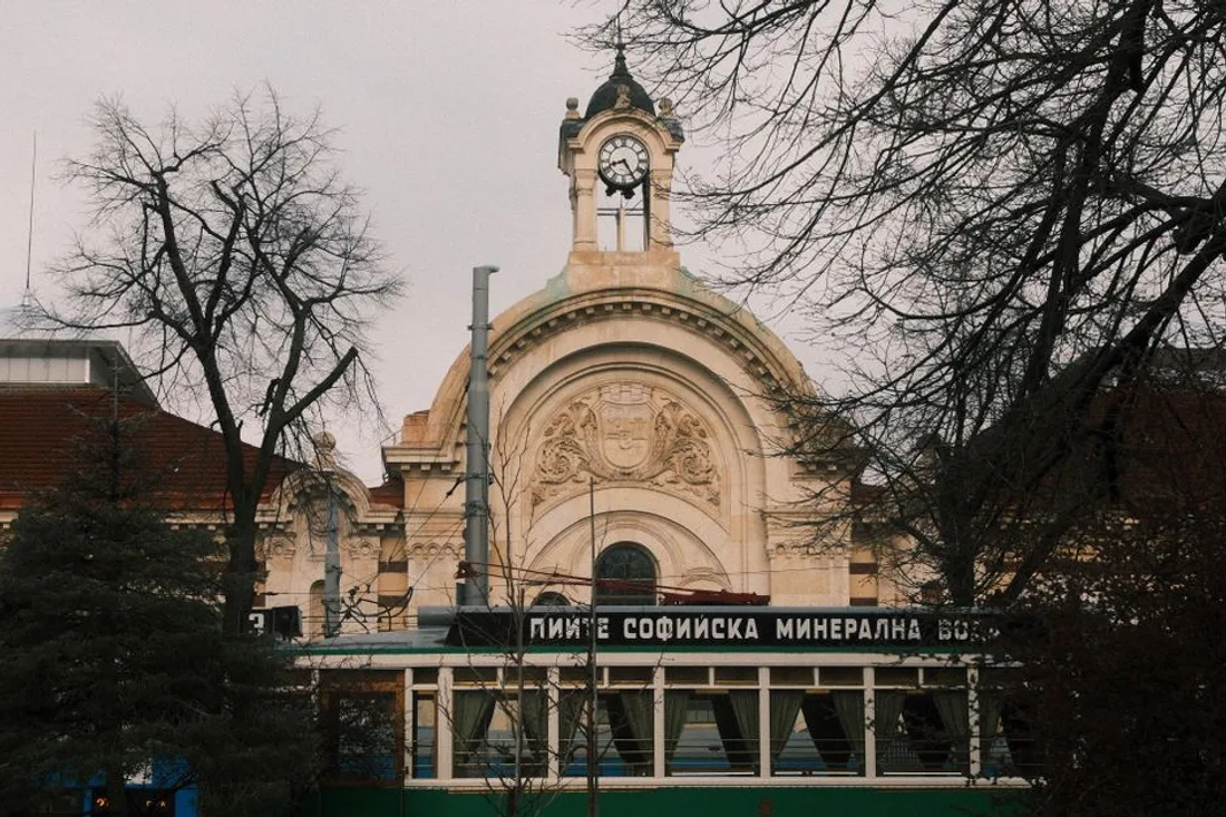 Historisches Gebäude in Sofia mit kyrillischer Aufschrift