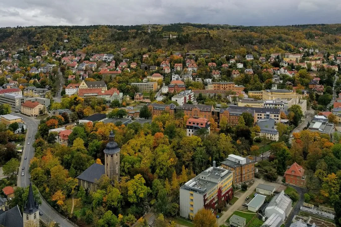 Jena im Saaletal zwischen bewaldeten Hängen