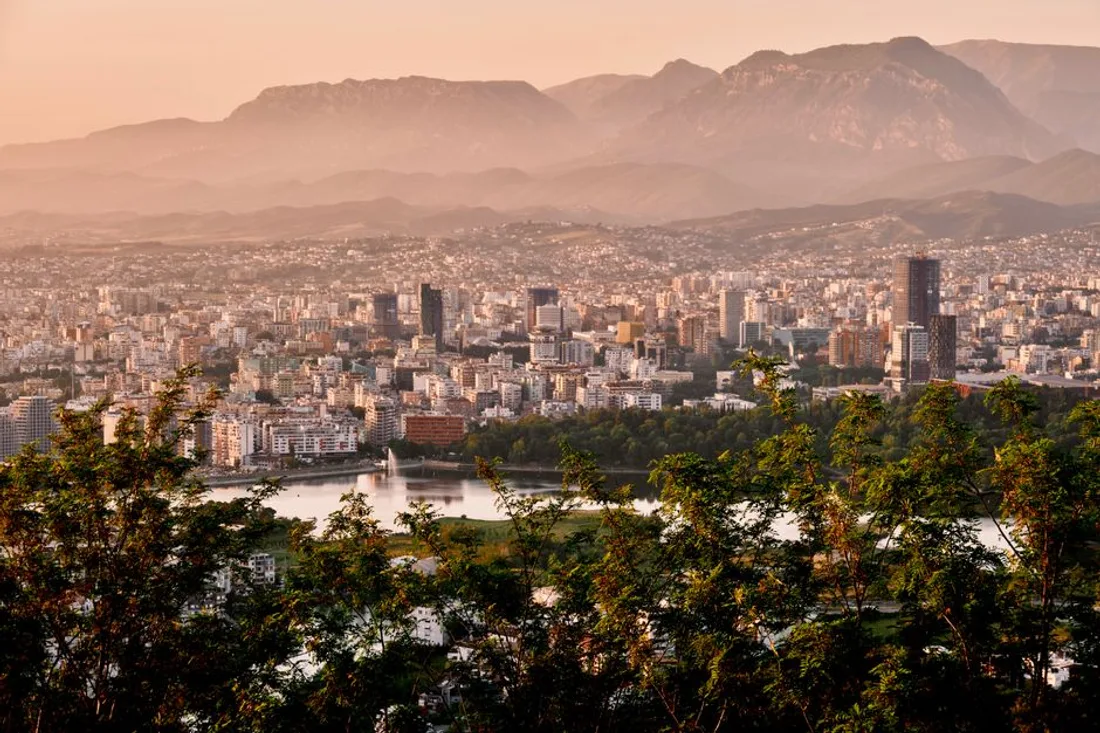 Blick über Tirana mit den Bergen im Hintergrund